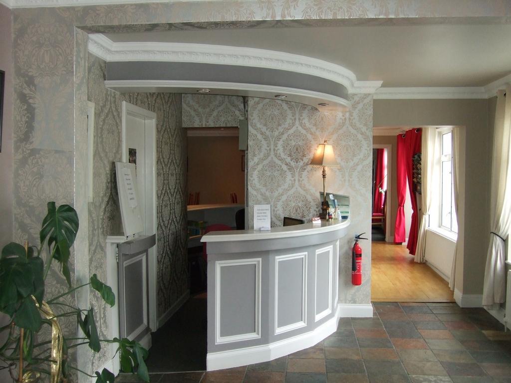 Pensión Harmony - Glena House 3*